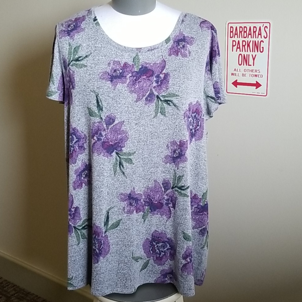 LANE BRYANT GRAY SHORT SLEEVE WITH PURPLE FLOWERS
